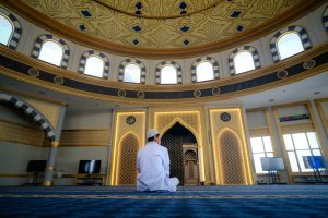 Quel est le jugement de la prière funéraire sur celui qui a fait des péchés majeurs ? – Cheikh Ibn Baz rahimahoullah